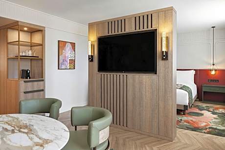 Junior Suite, Junior Suite, 1 King, Church view, High floor