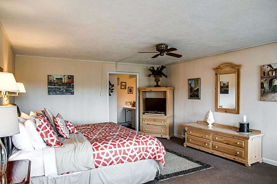 Cliff Dwellers Inn