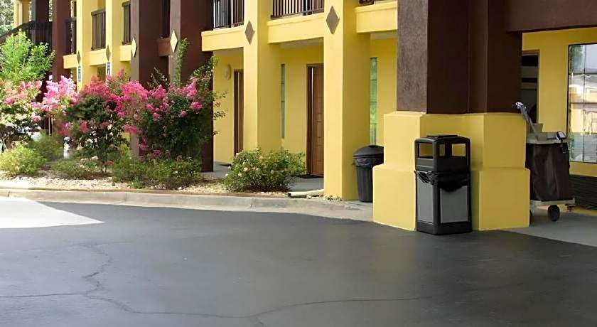 Days Inn & Suites by Wyndham Fort Valley