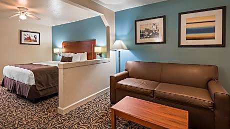 King Suite - Non-Smoking