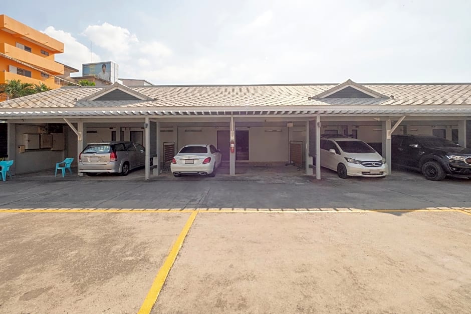 OYO 75382 Chonburi Hotel