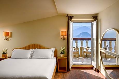 Junior Suite with Lake View and balcony