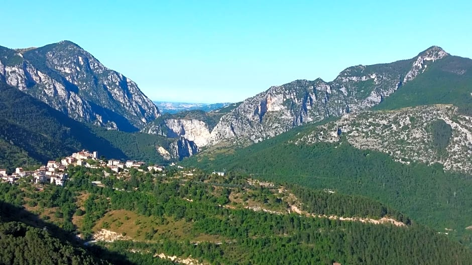 Hillside Villa with Swimming Pool and Jacuzzi - Frasassi Caves