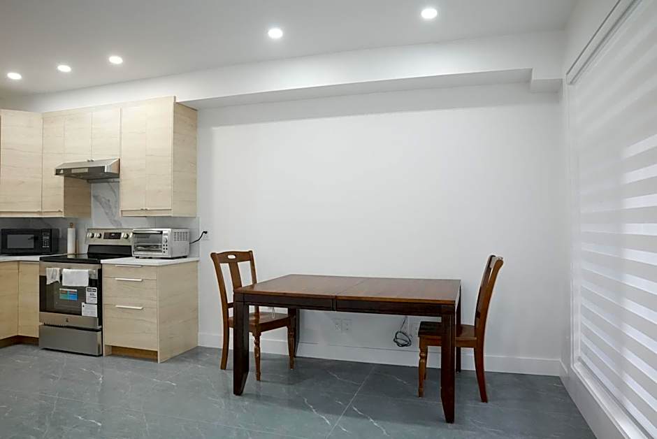 New Luxury Walkout Suite Near University-BY ROOM