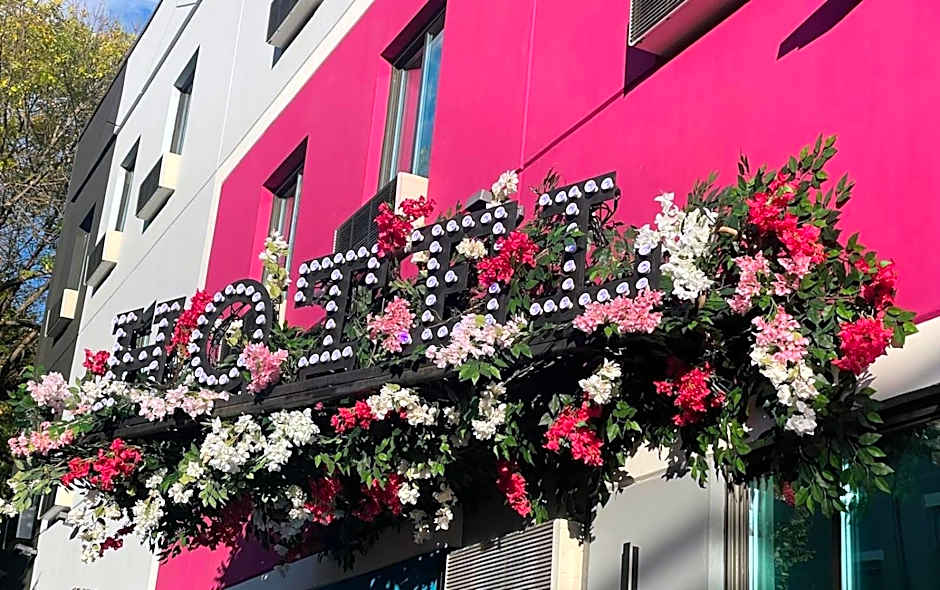 Hotel OPUS Bronx Near Bay Plaza Mall