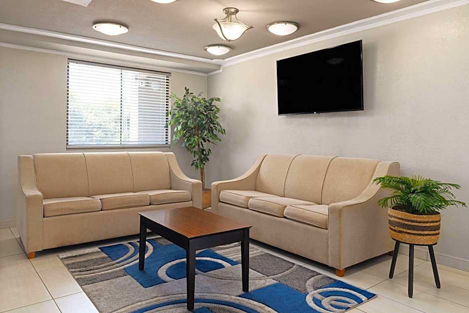 Days Inn & Suites by Wyndham Indianapolis Airport East