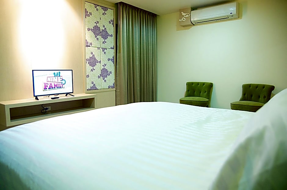 Jolly Suites&Spa Petkasem