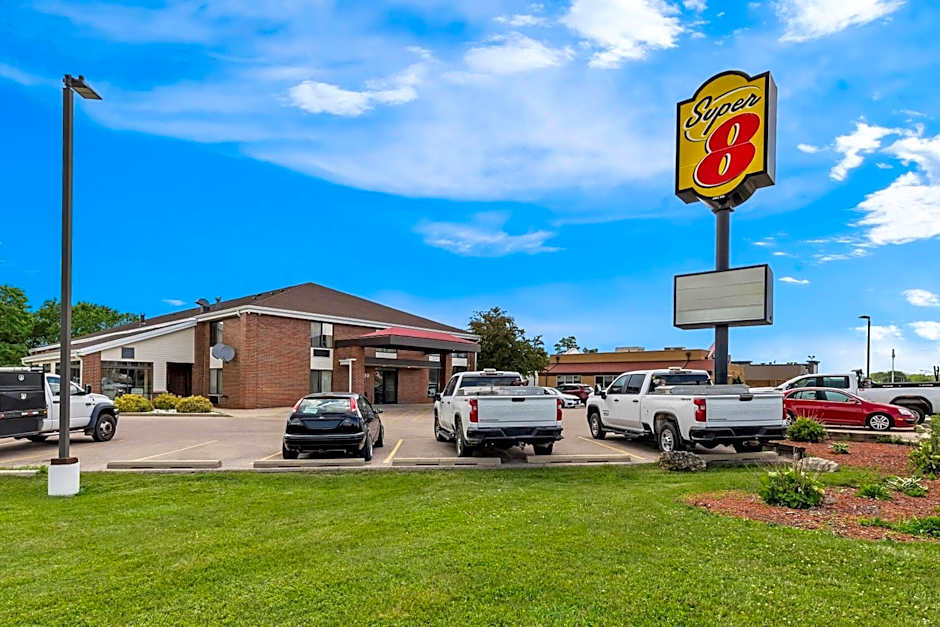 Super 8 by Wyndham Watertown WI