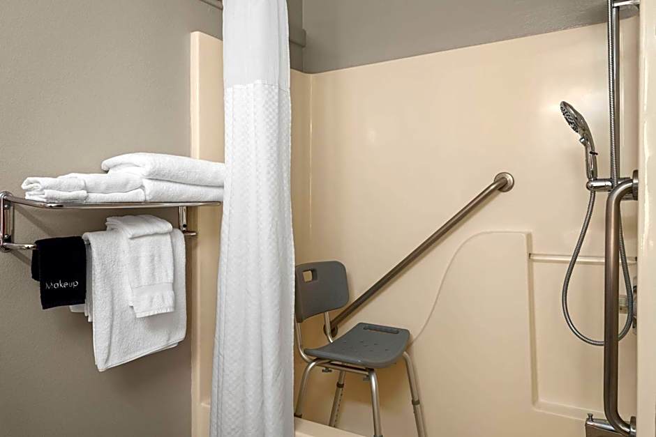 Super 8 by Wyndham Lewistown