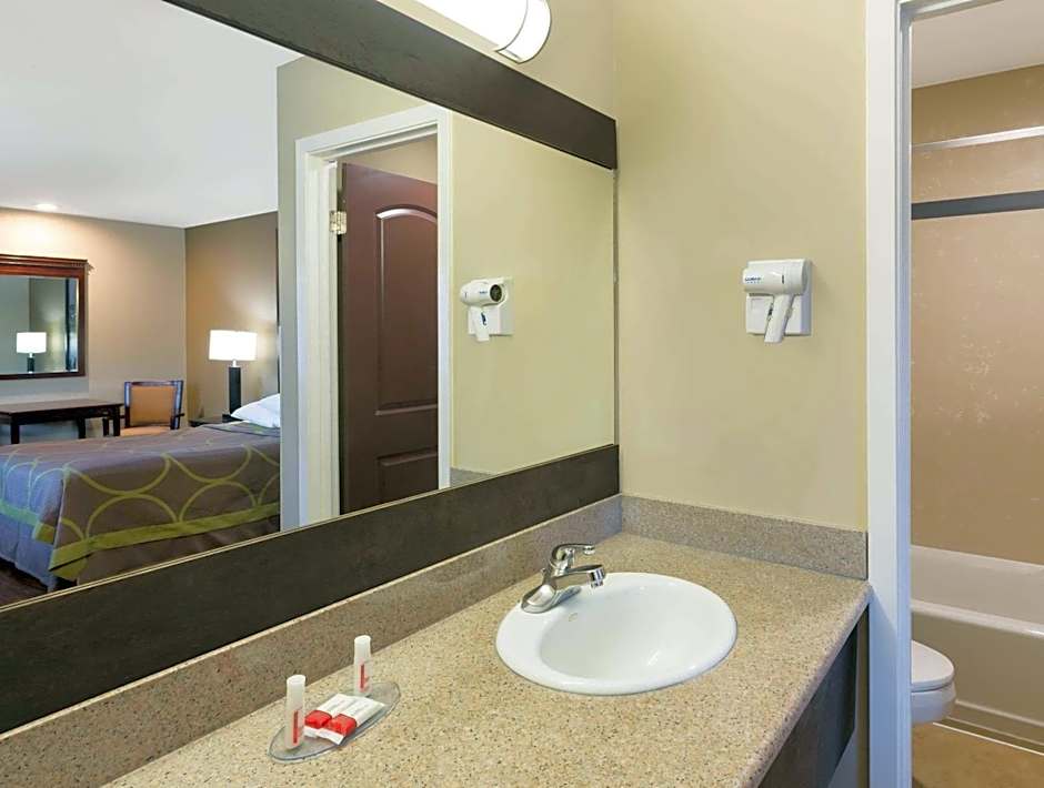 Super 8 by Wyndham Martinez