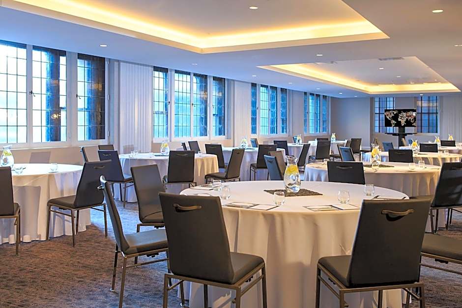 Renaissance by Marriott Cincinnati Downtown Hotel