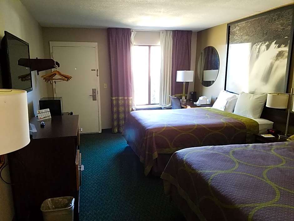 Super 8 by Wyndham Bentonville