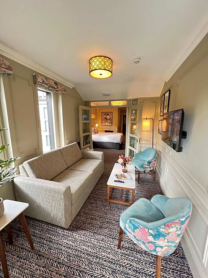 Waterloo Town House & Suites