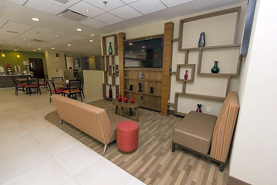 Holiday Inn Express & Suites Guadalajara Aeropuerto By IHG