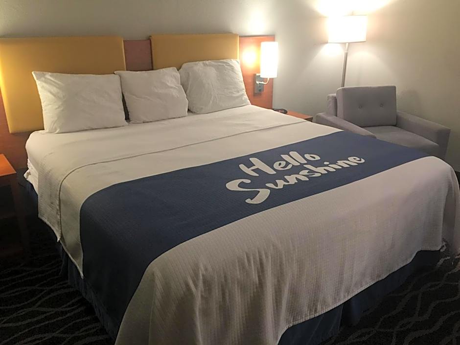 Days Inn & Suites by Wyndham Cincinnati North