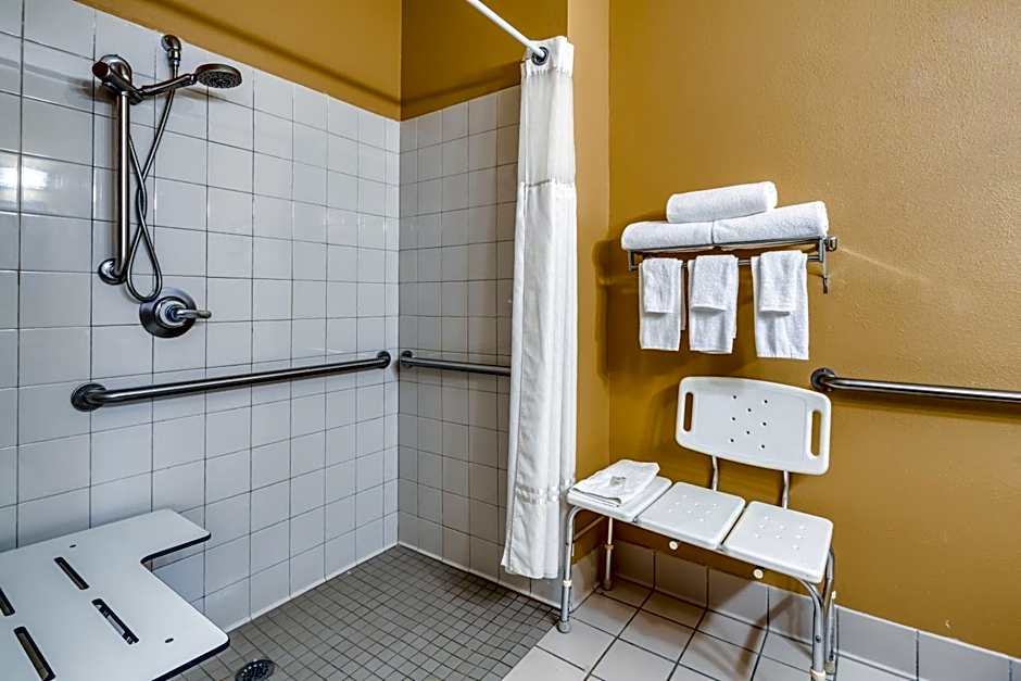 Quality Inn and Suites Springfield Southwest near I-72