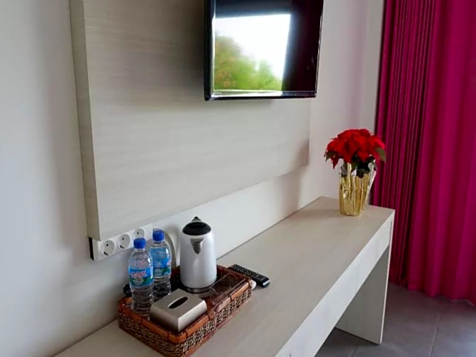 La Cecile Hotel and Cafe