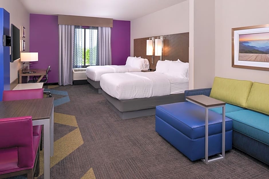 Holiday Inn Express & Suites Bryant West