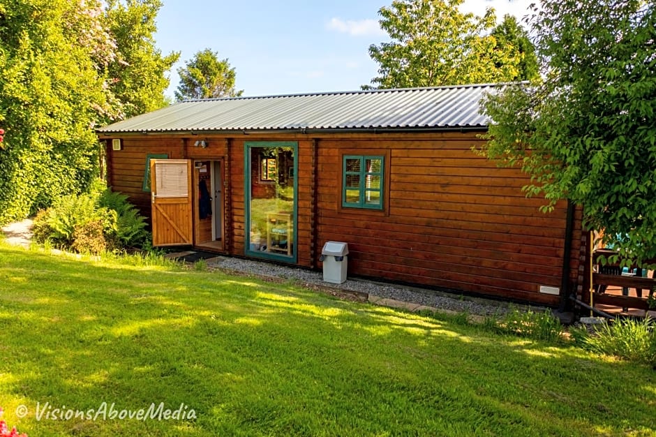 Tudor Lodge with pool & BBQ cabin