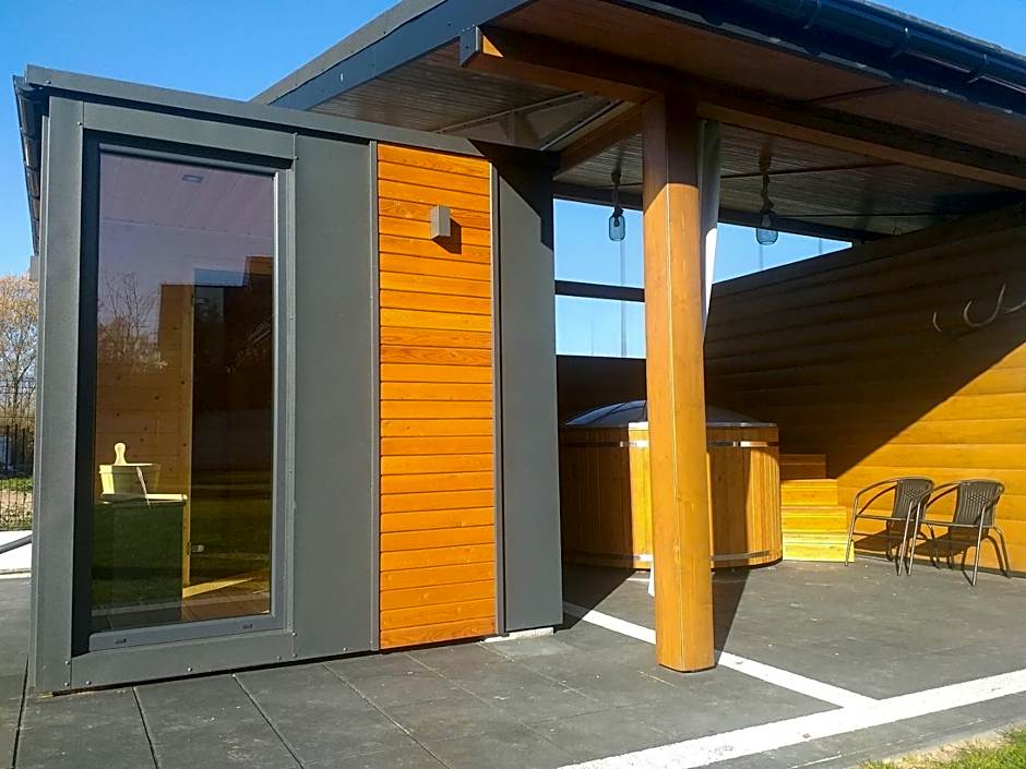 Biały Jeleń z basenem i jacuzzi