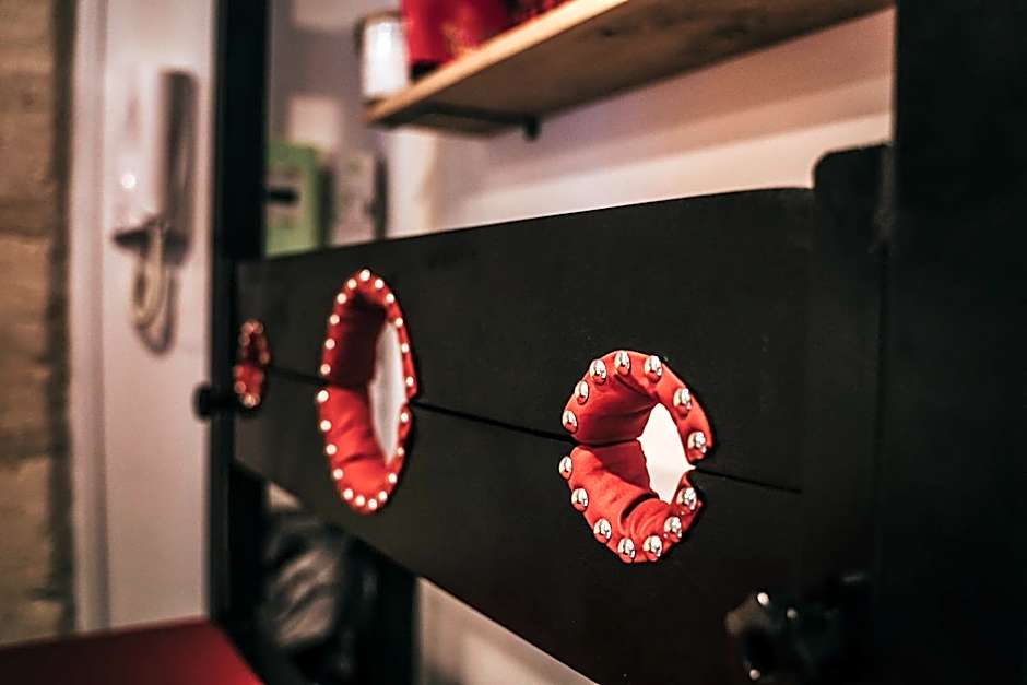 LOVE ROOM Bordeaux Playroom avec salle de jeux pour adultes et lit à eau chauffant