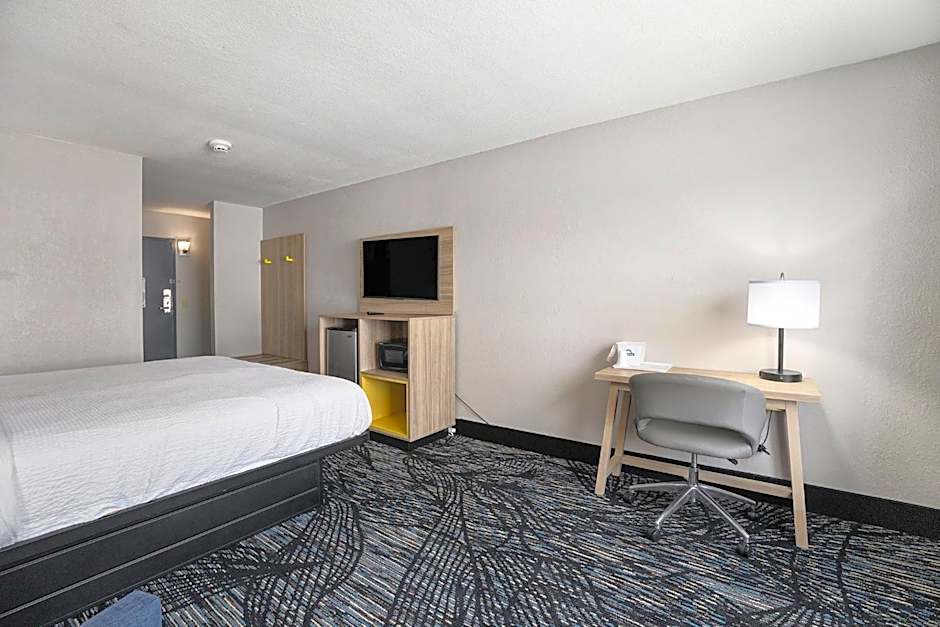 Days Inn & Suites by Wyndham Norton Shores/Muskegon