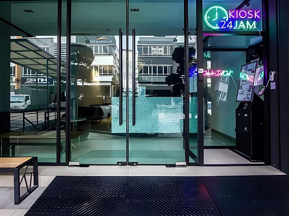 Z Hotel Ara Damansara, LRT, Mall, Airport