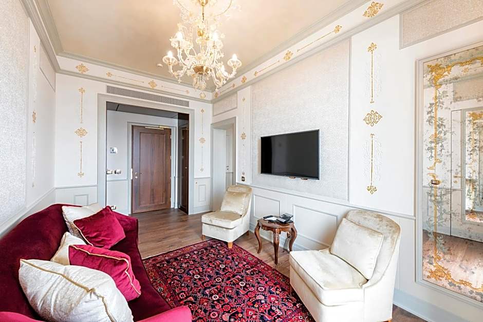 Hotel Monaco & Grand Canal