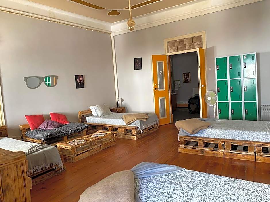 Foto 1 de 4 de Single Bed in Female Dormitory Room
