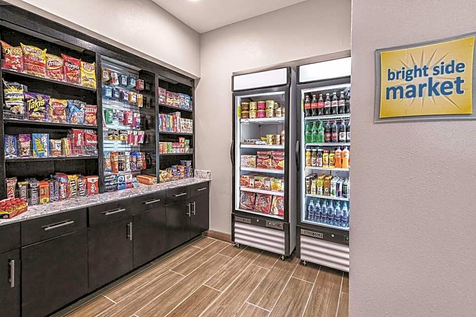 La Quinta Inn & Suites by Wyndham San Antonio by AT&T Center