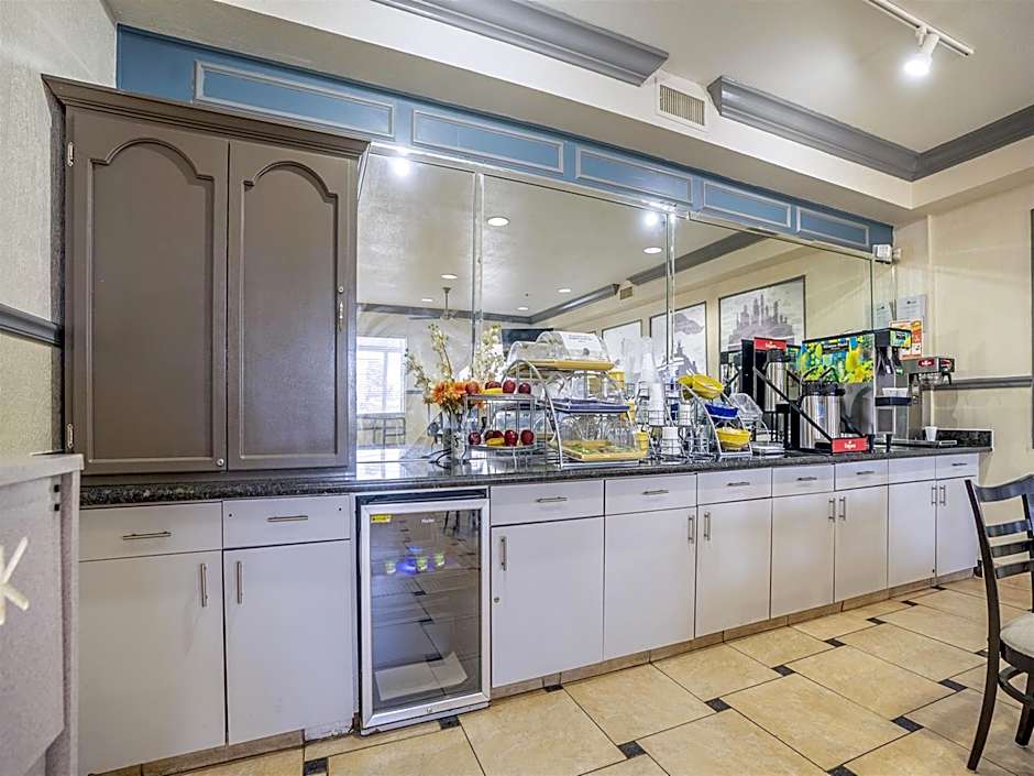 Days Inn & Suites by Wyndham Webster NASA-ClearLake-Houston