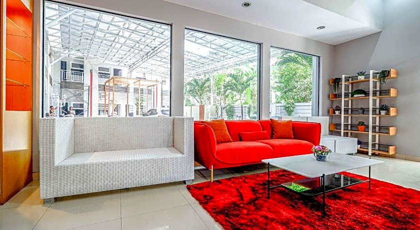 RedDoorz near Solo Square 3
