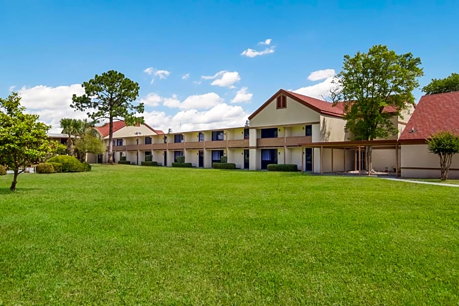 Red Roof Inn & Suites Brunswick I-95