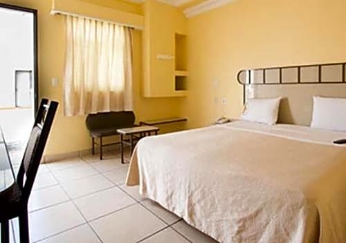 Hotel Plaza Bandera Revolución
