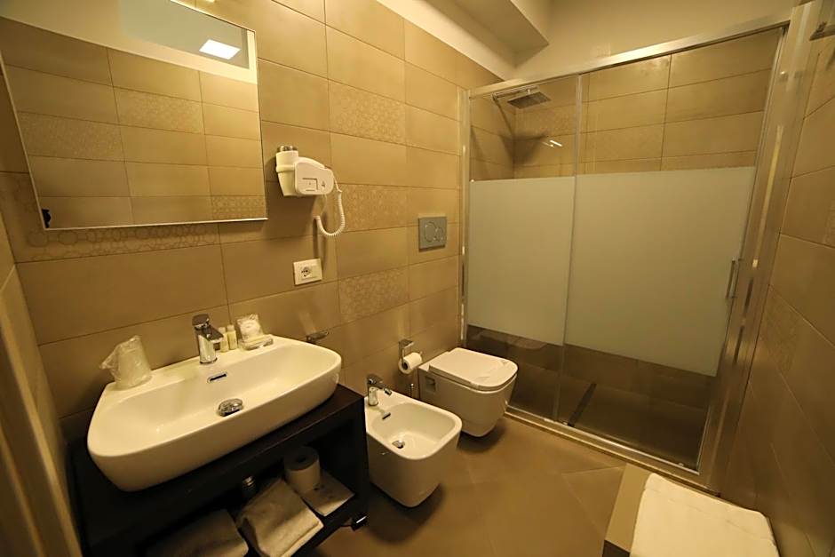 8room hotel