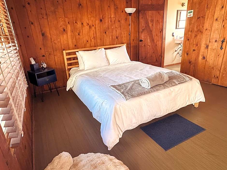 Room 3 - Downtown Joshua Tree Motel - Pet Friendly - Walk to Shops & Visitor Center, Minutes to Park Entrance