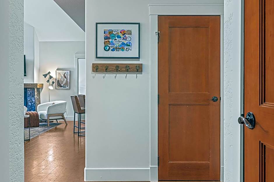 Elevated Penthouse Condo managed by Little Sister Getaways