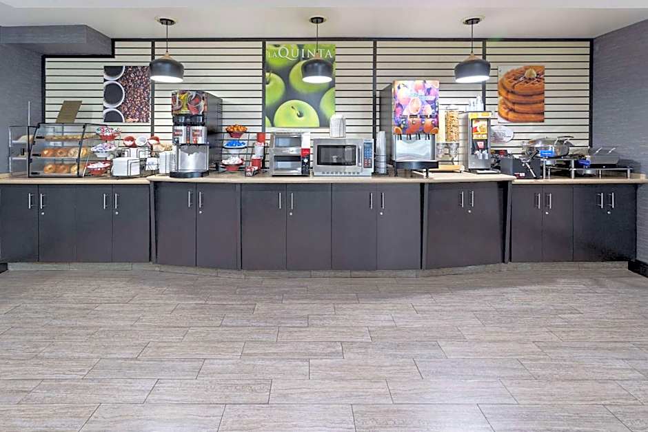 La Quinta Inn & Suites by Wyndham Buffalo Airport