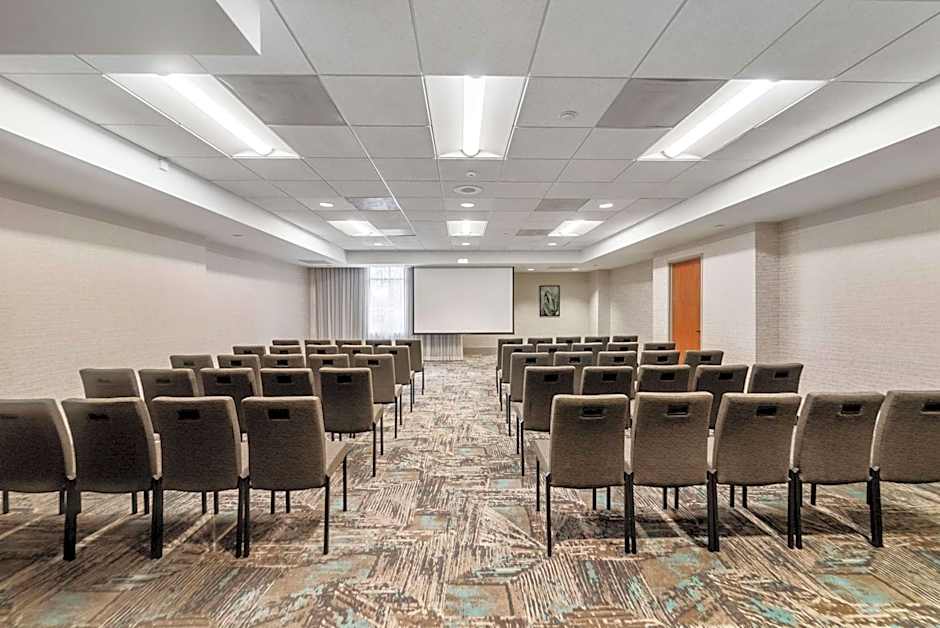 DoubleTree by Hilton Hotel Carson