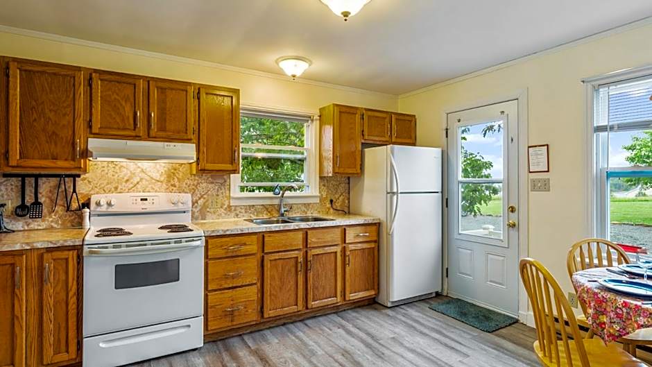 Bayview Pines Country Inn B&B