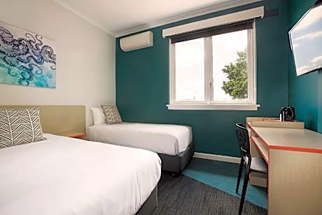 Economy Triple Room with Shared Bathroom