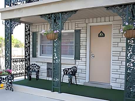 Simmons Motel and Suites