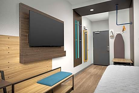 1 KING BED W/WALK IN SHOWER