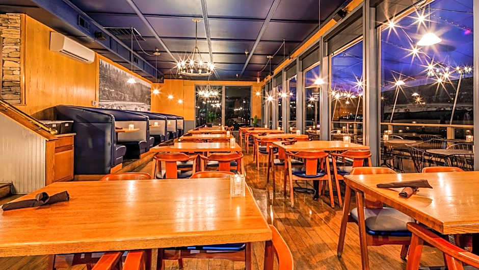 Best Western Plus Rivershore Hotel