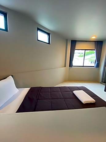 Family Room - 1 Single Bed and 1 Queen Bed