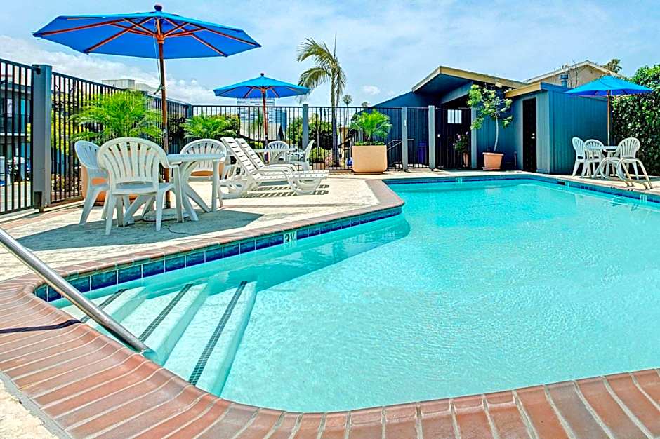 Travelodge by Wyndham LAX South