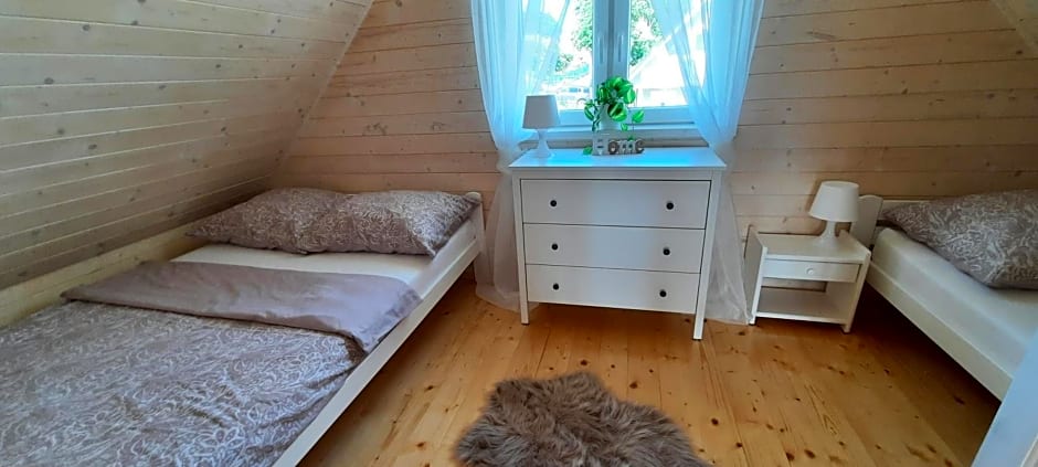 Szary domek nad jeziorem