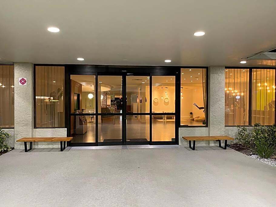 Cozy hotel with Super location near Disney