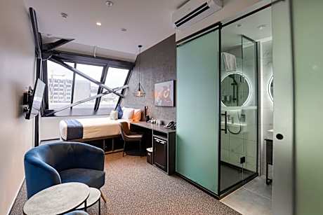 Business Queen Room