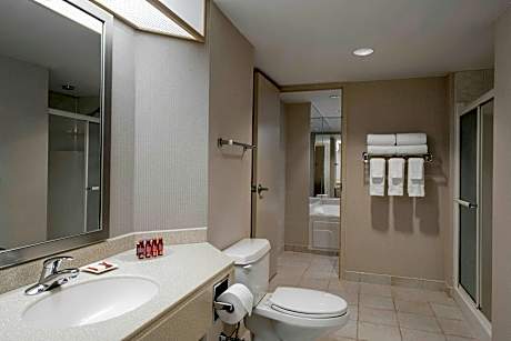 Signature Club, Club Lounge Access, Guest Room, 1 King, Harbor View, Whirlpool